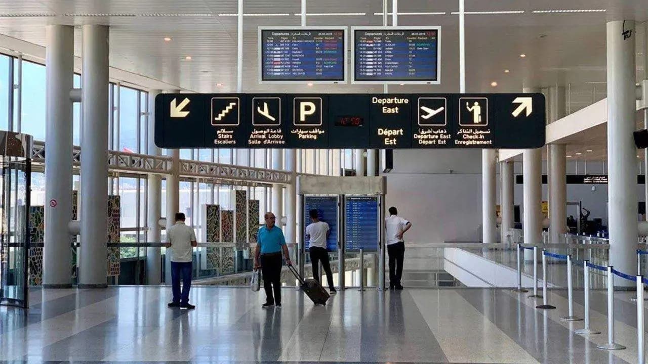 بالفيديو: الأمطارُ تغمرُ صالات المطار!