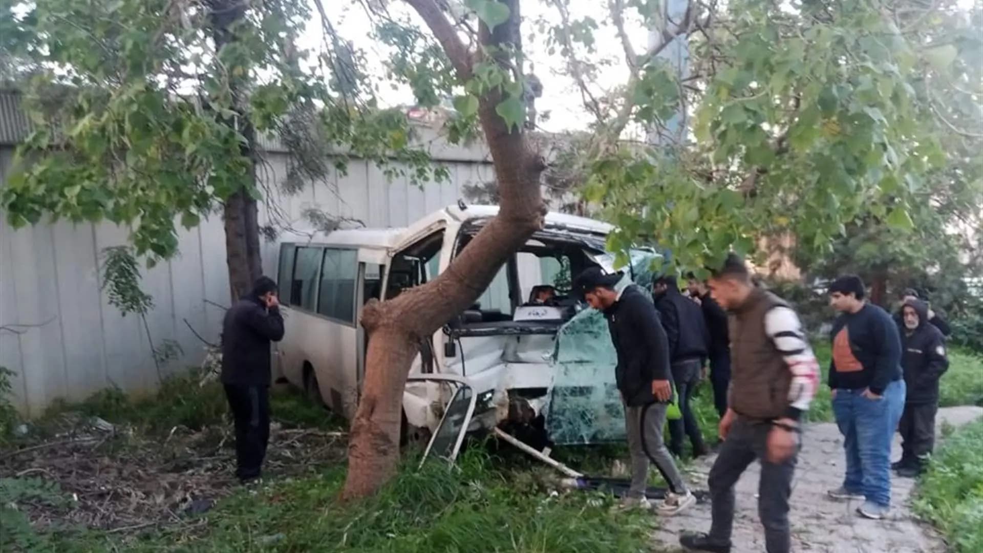 20 جريحًا في انقلاب باص على جسر الضبية
