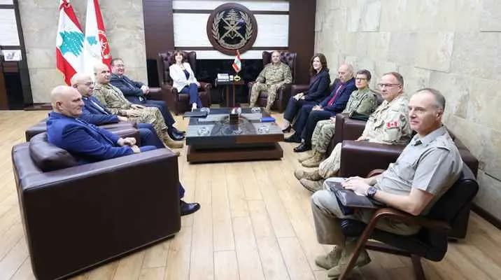 "لوقف الأعمال العـ.ـدائية".. هذا ما بحثه السفير البريطاني مع قائد الجيش