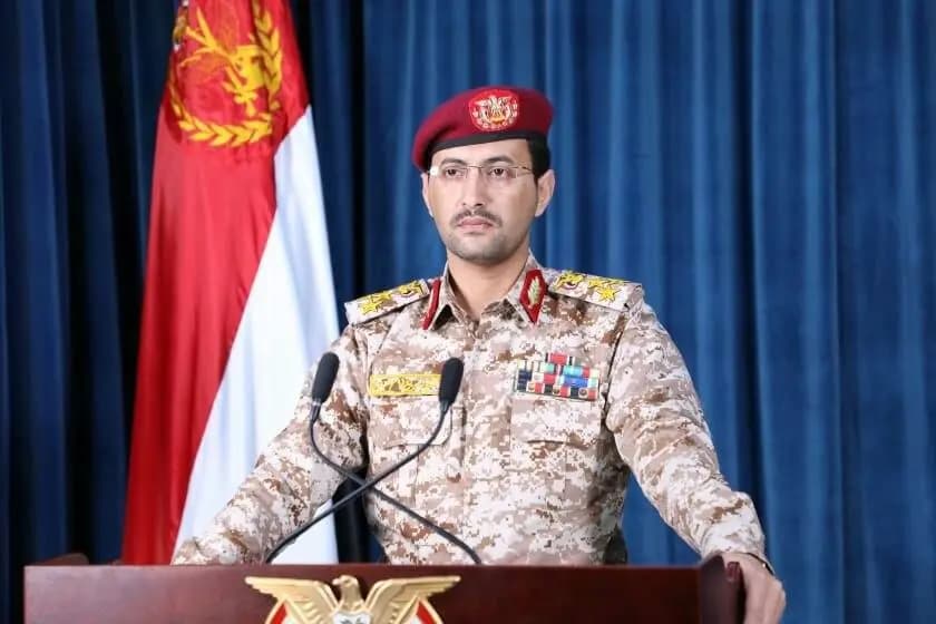 كانت متهجة إلى الكيان.. القواتُ المسلحة اليمنية تعلنُ استهدافَ سفينةَ حاويات