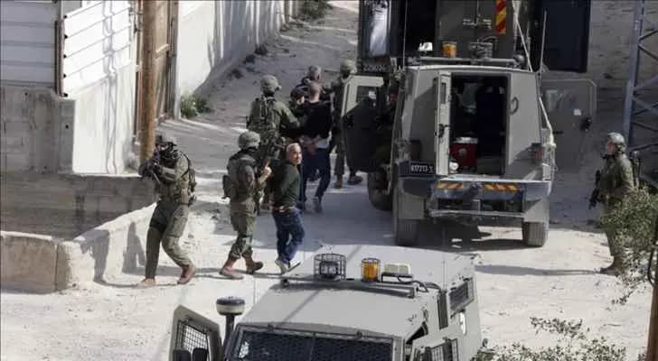 "معصبون ومكبلون".. هذا هو حال مئات الأسرى الفلسطينيين