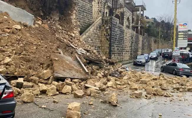 انهيارُ حائطٍ ضخمٍ بساحة بيت الدين