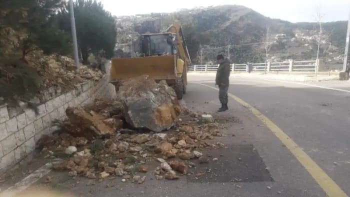بعد انهيار الأتربة والصخور على الطرقات.. "الأشغال" تتحرك