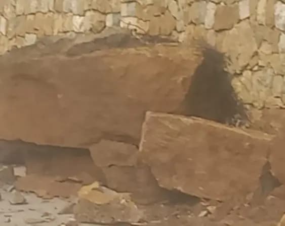 انهيار صخري على الطريق العام بين عراي وجزين