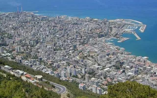 مروج يرمي قنـ.ـبلة على عناصر أمنيّة.. وهذا ما جرى