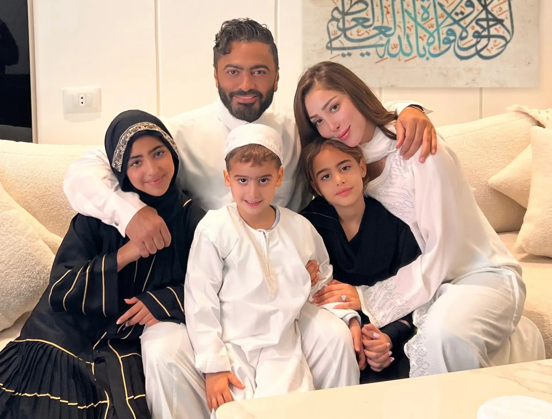 العام الجديد يجمع "تامر حسني" وطليقته.. بصورة!