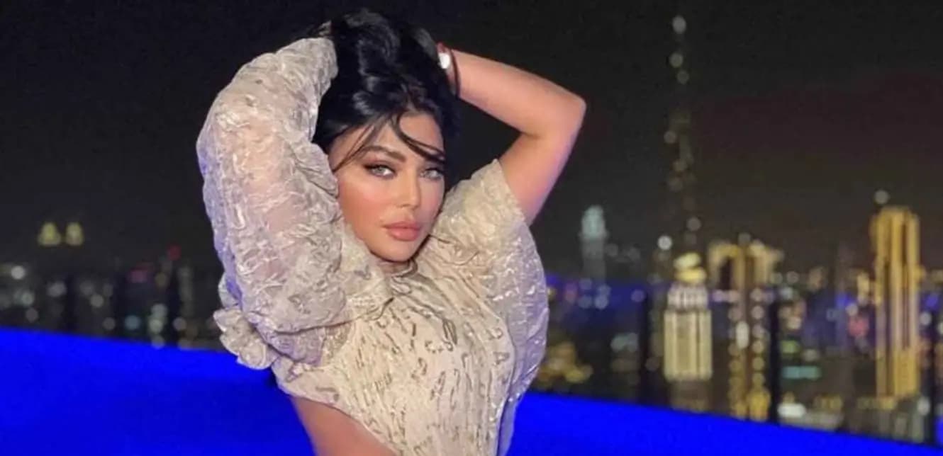 هيفاء وهبي ترقصُ على المسرح وهذا ما فعله مُعجبٌ