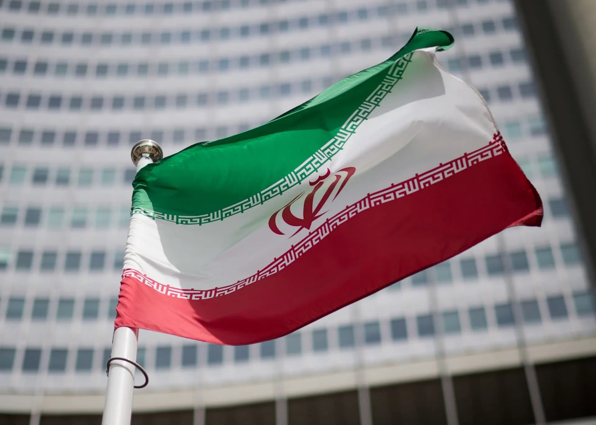 "انتهاك واضح للسيادة".. إيران تستنكر الهجـ.ـمات على اليمن