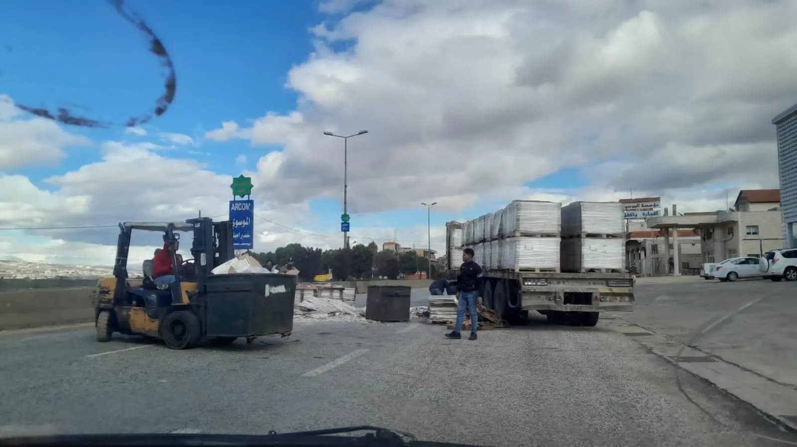 بالصور.. انقلاب شاحنة على اوتستراد رياق بعلبك