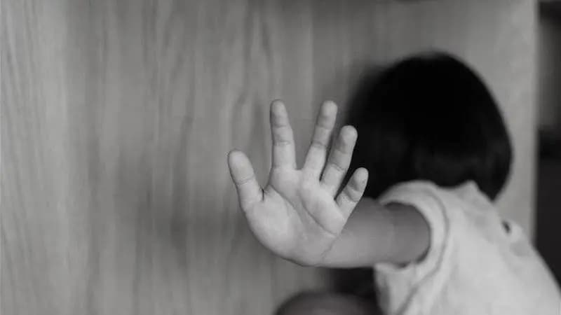 مقتل طفلة على يد صديق والدها.. إليكم التفاصيل