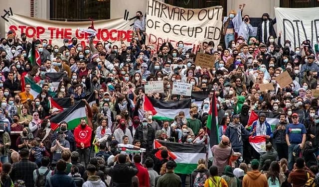 "رغم الضغوط"..طلاب جامعة هارفد يستمرون في دعم غزة