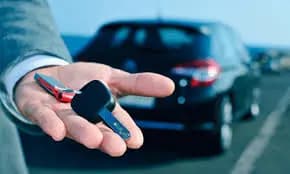 يستأجر السيارات ثم يرهنها ويبيعها.. والأمن يتحرك