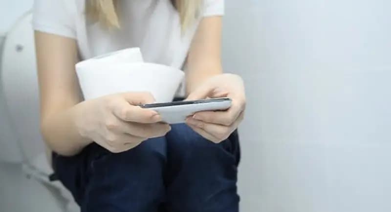 ماذا يحدث أثناء استخدام الهاتف في المرحاض؟