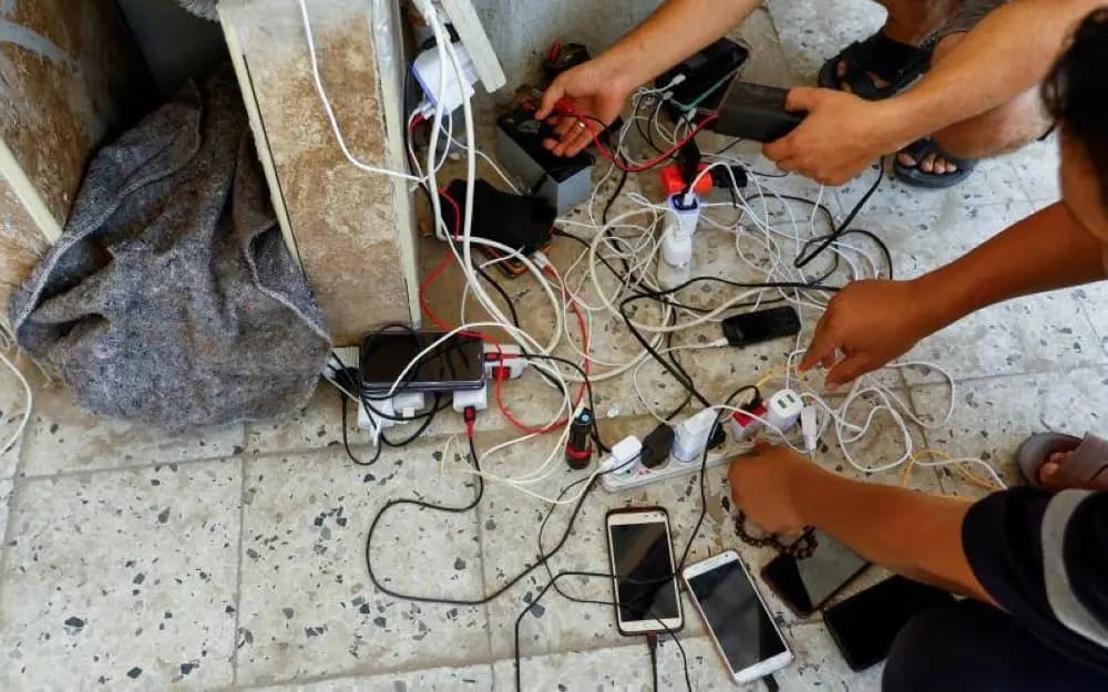 بعد انقطاع دام ٨ أيام.. عودة الاتصالات تدريجيا في غزة
