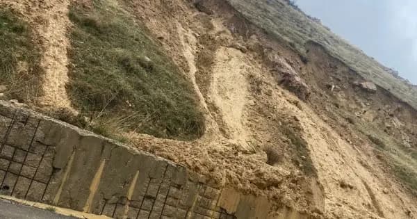 "منعاً باتاً".. محافظ البقاع يمنع مرور الشاحنات على طريق ضهر البيدر