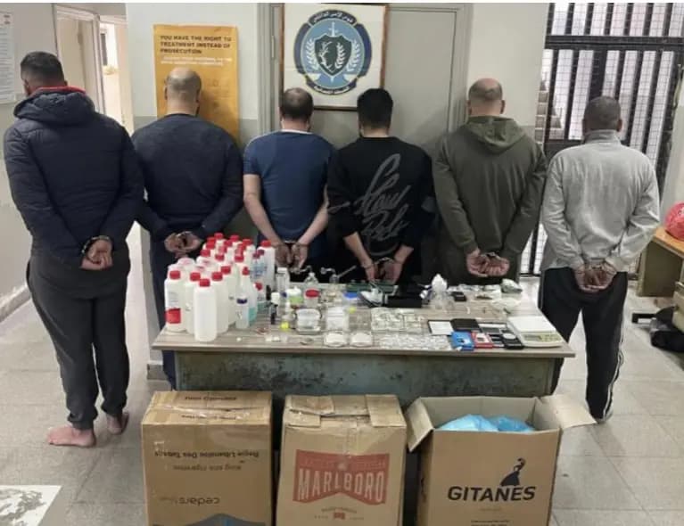 "بطريقة احترافية".. يهربون الممنوعات إلى دولة عربية