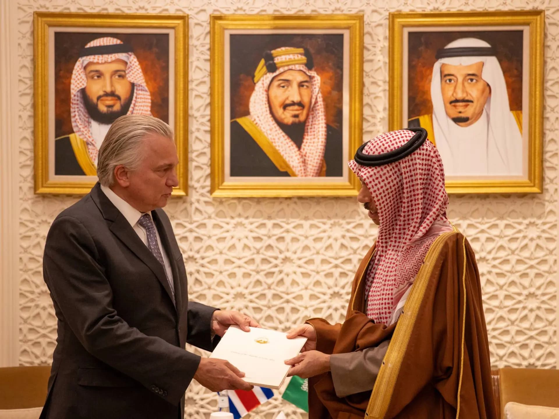 ولي العهد السعودي يتلقى رسالة من رئيس كوستاريكا