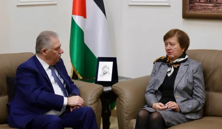سفير فلسطين يستقبل فرونتسكا لبحث آخر المستجدات