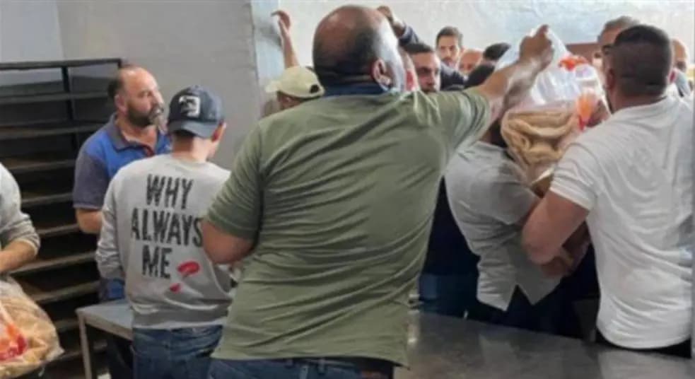 كباشٌ وعراك.. مَن يحصل على ربطة خبز أولاً؟