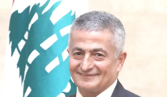 وزيرُ المالِ يوقعُ قرارين..