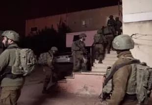 جيش العدو يزعم مداهمته مكتب "يحيى السنوار"