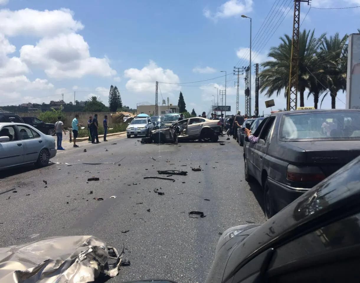 في صور.. حادث سير مروع بين سيارة وباص مدرسة