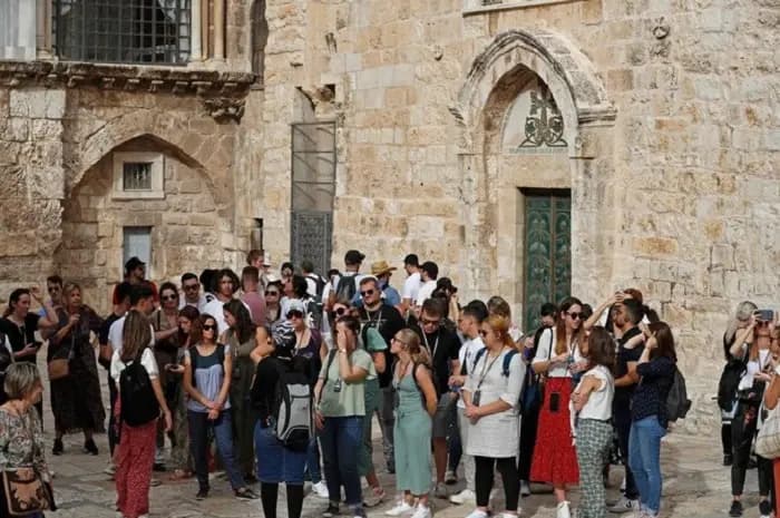 "تايمز أوف إسرائيل": الحرب تقلّص الآمال بعودة السيّاح بعد الوباء