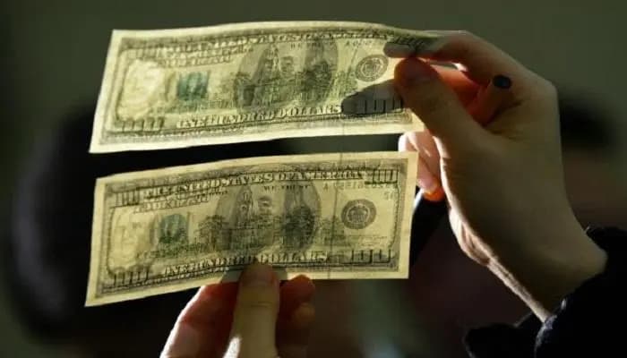 "بعملات مزيفة" يدفع ثمن مشترياته