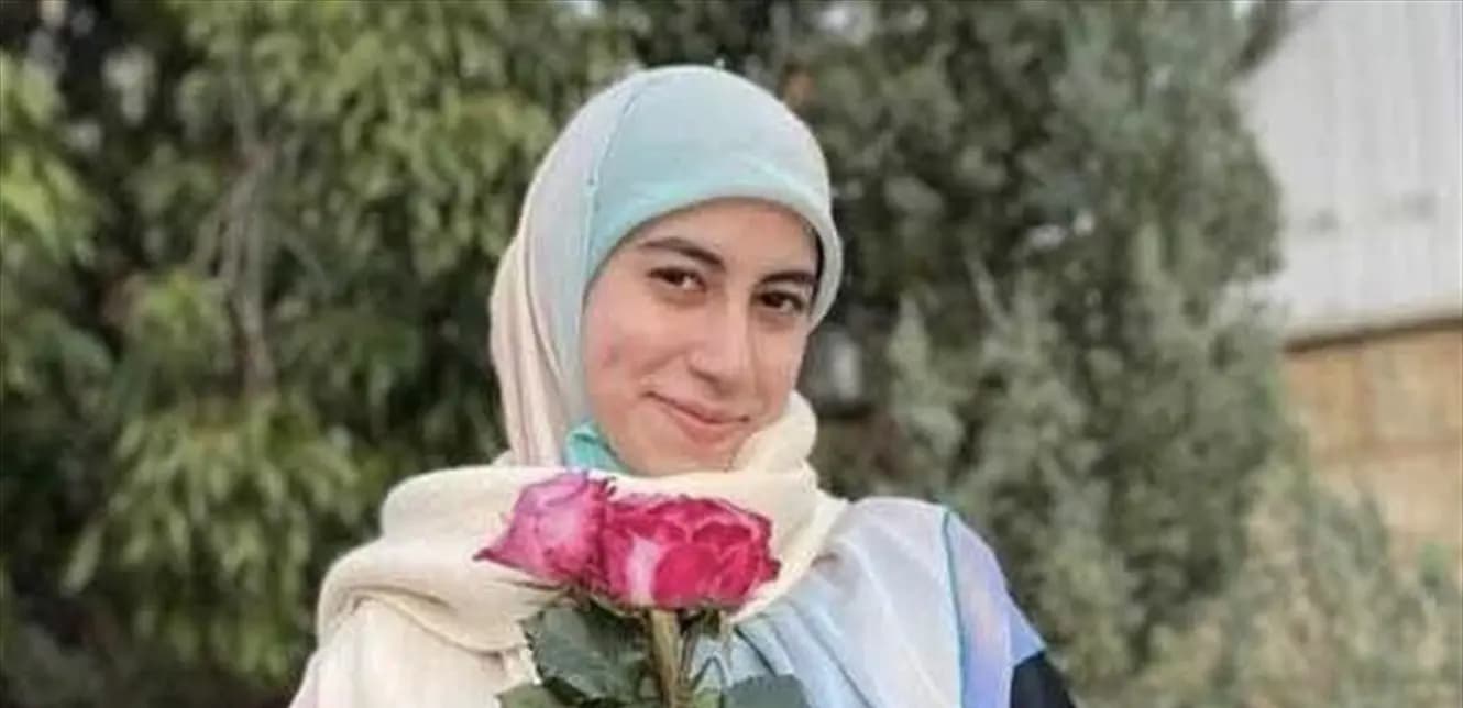 "بالشموع والورود".. هكذا بدى مقعد الشـ.ـهيدة غدير ترحيني بعد رحيلها!