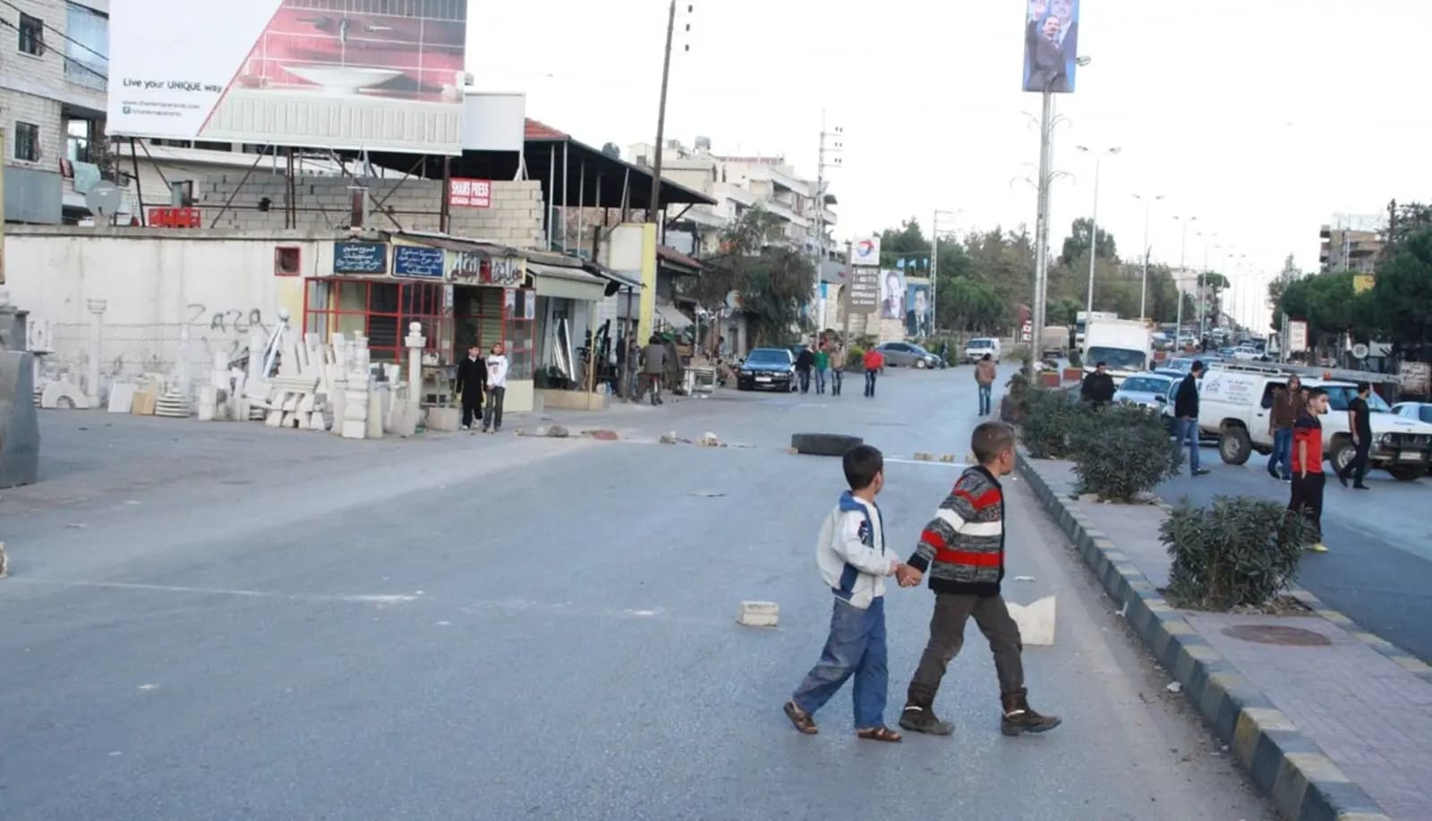 في تعلبايا.. شاب معلّق على عامود!