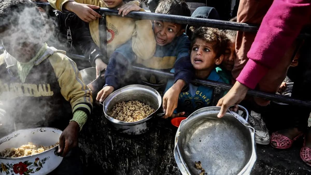 مشاهدات طبيب أمريكي من غزة: عن قنص الاطفال بالرؤوس.. واستخدام المناشير اليدوية لبتر الارجل