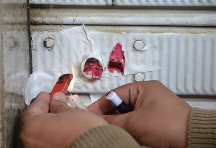 إغلاق محلات بالشمع الأحمر في طرابلس