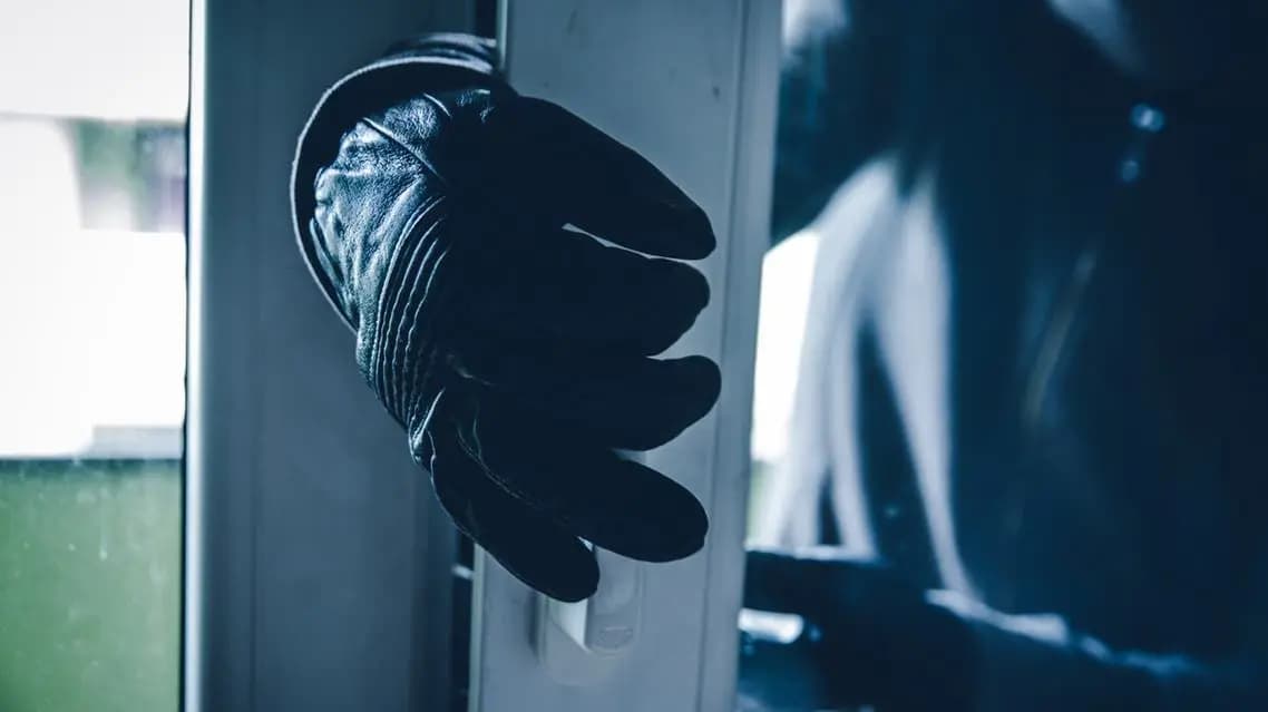 تعميم صورة مطلوب بسرقة.. هل من يعرف عنه شيئاً؟
