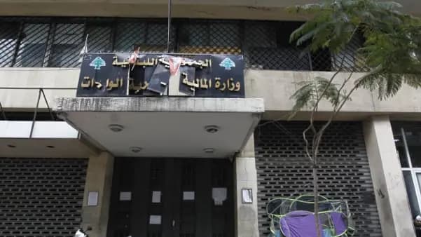 موظفو المالية يطالبون الخليل بالكشف عن الحوافز