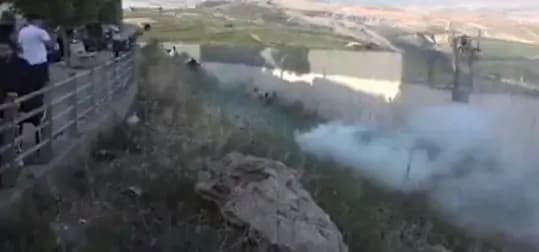 قوات العدو رمت قنابل مسيلة للدموع على المحتشدين للاحتفال بعيد التحرير في عديسة