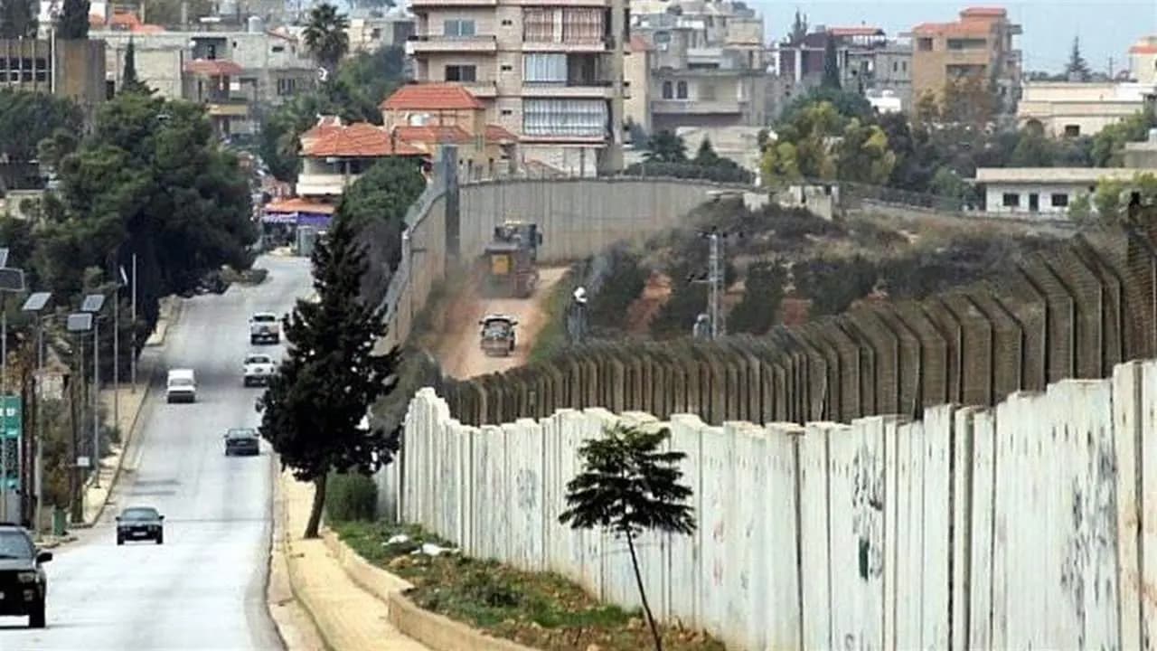 العدوُّ يستهدفُ "فان" لتوزيعِ الخبز