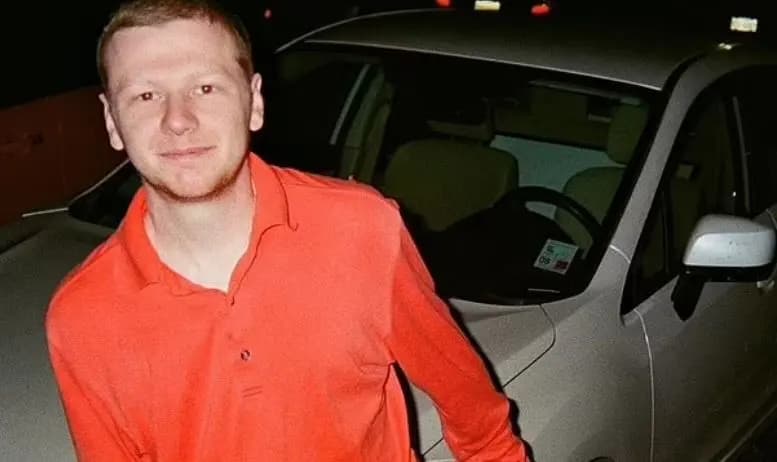 عن لغز آرون بوشنل وغضبه لأجل غزة.. ورفضه لدور بلاده بحفلة الإبادة