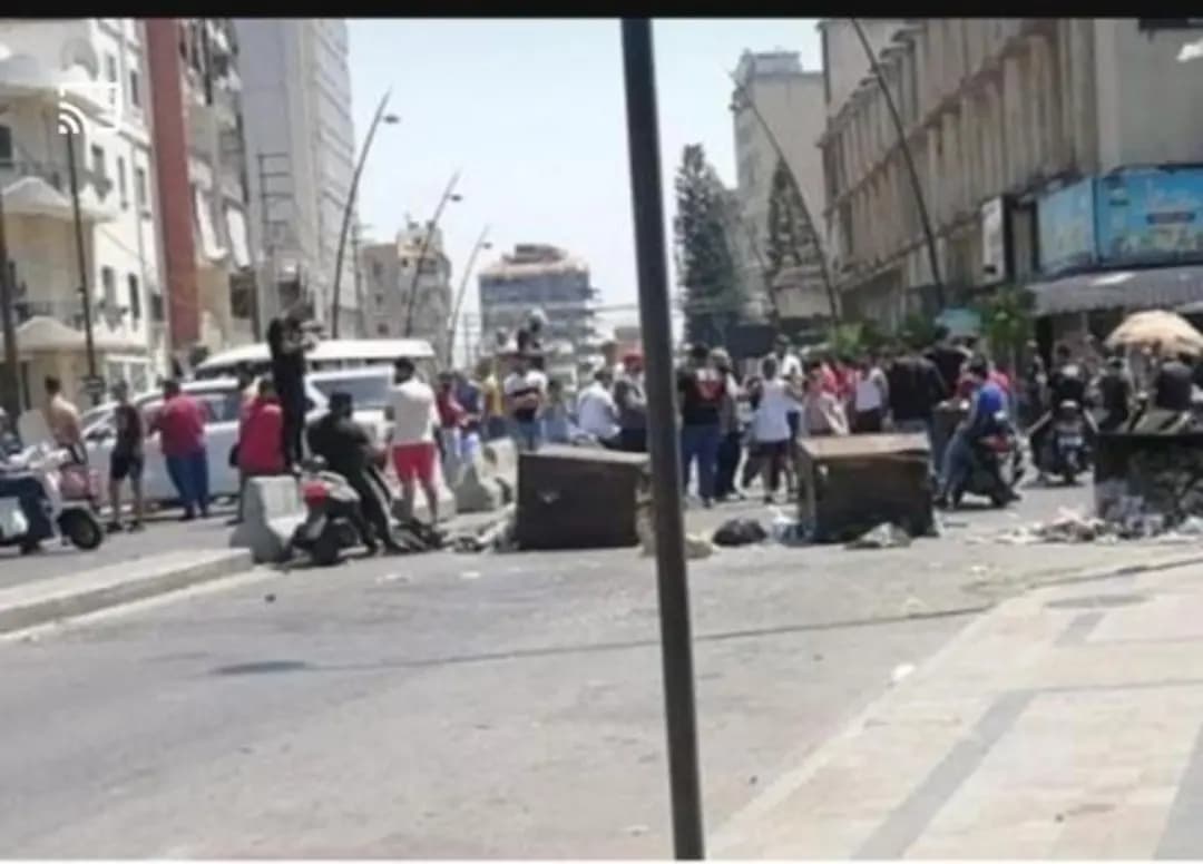 قطع الطريق عند البوابة الفوقا في صيدا احتجاجا على تردي الاوضاع