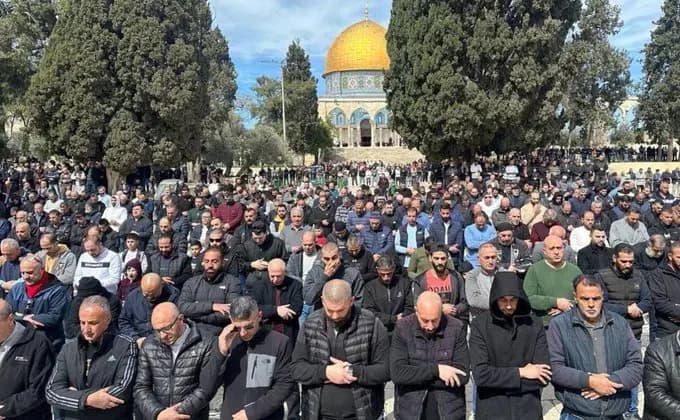 رغم إجراءات الاحـ.ـتلال.. "الأقـ.ـصى" يعجّ بالمصلّين