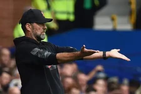 مدرب ليفربول يسخر من الحكام