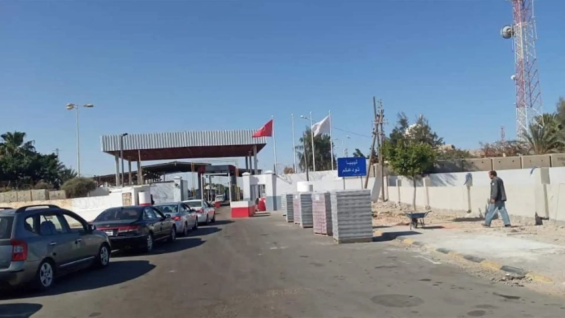 "إثر اشتباكات".. ليبيا تغلق معبرها الرئيسي مع تونس