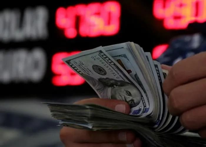 بسبب الأزمة.. المواطنون يستبدلون المصارف بمكاتب التحويلات