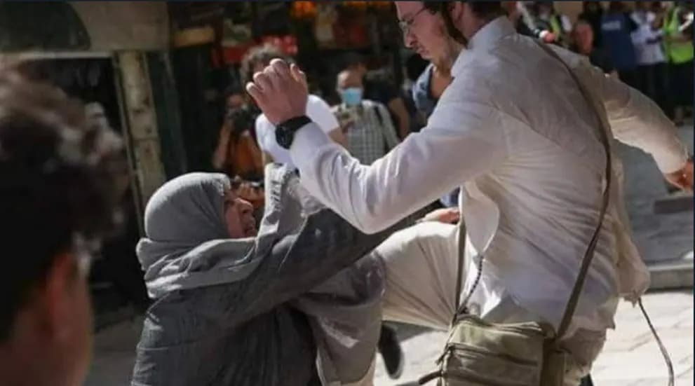 بالصورة ـ سيدة فلسطينية تتصدى لاقتحامات المستوطنين للبلدة القديمة في القدس المحتلة