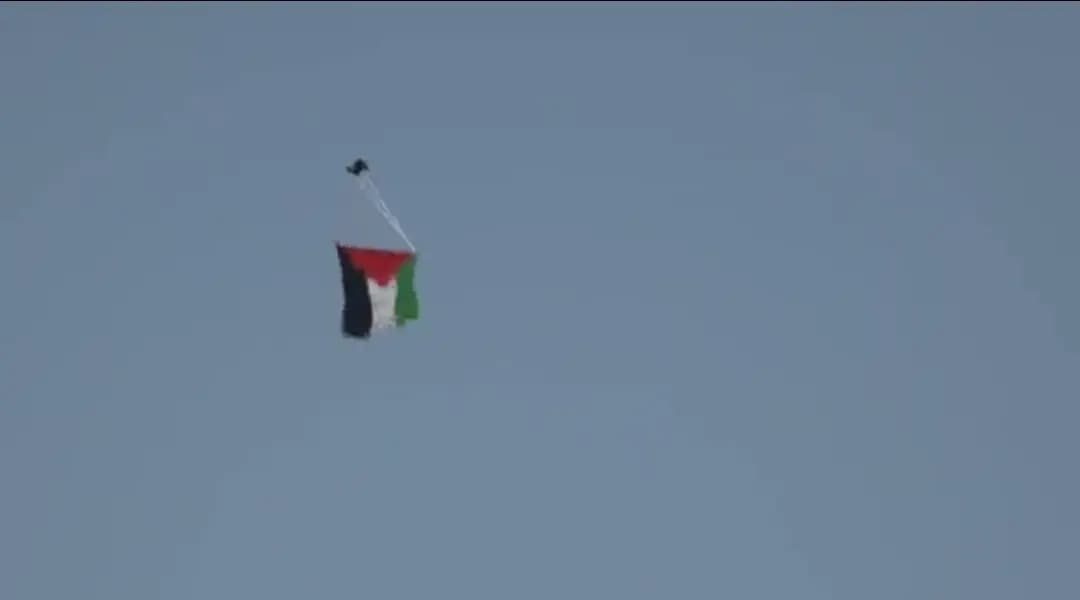 بالصّورة_ طائرة مسيَّرة صغيرة تحمل علم فلسطين وتحلق فوق المستوطنين المتجمعين في منطقة باب العامود في القدس. 