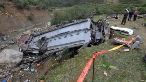 جنوب أفريقيا.. قتـ.ـلى بسقوط حافلة من على جسر