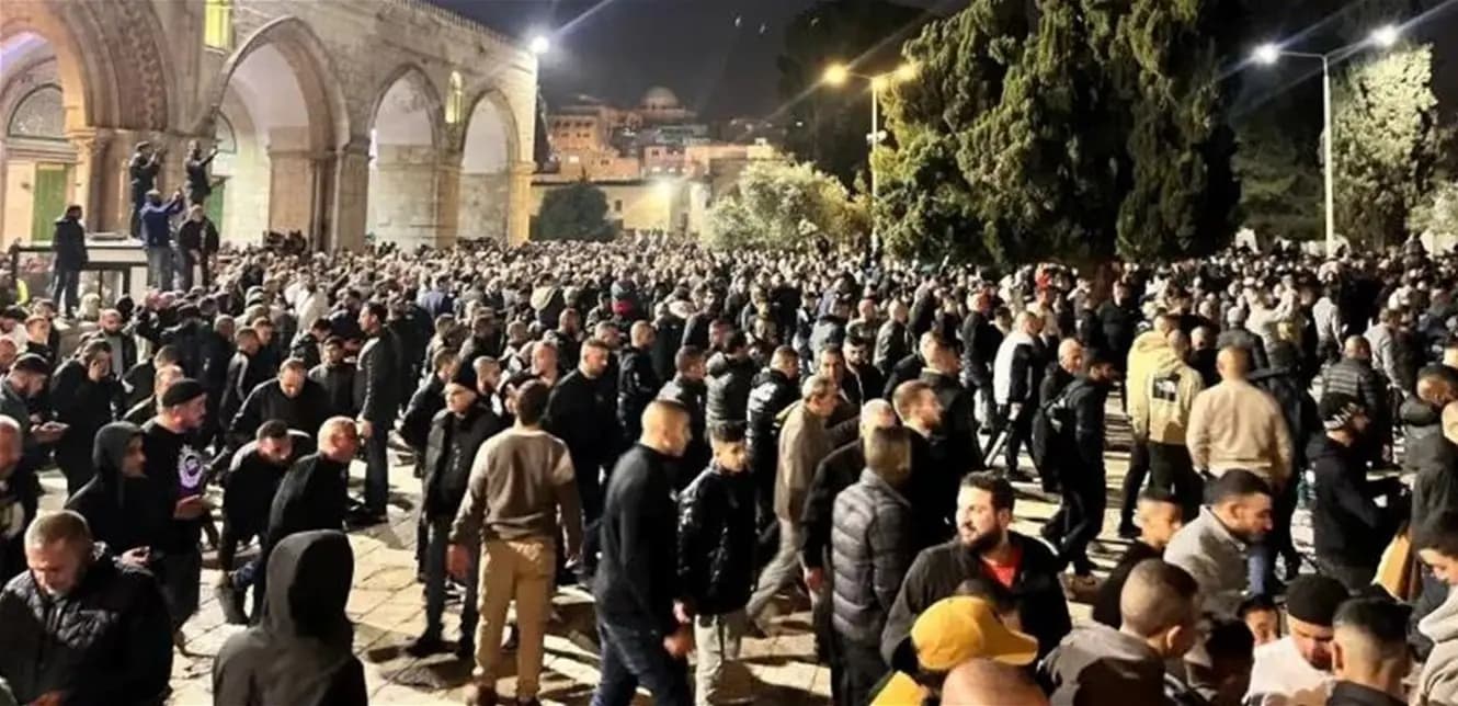رغم تضييق الاحتلال.. عشرات الآلاف يتوافدون إلى الأقصى
