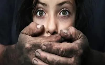 أخ يخنق أخته والأب يكافئه.. إليكم التفاصيل