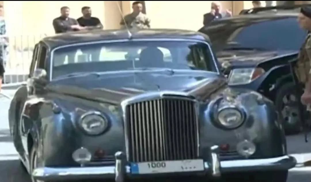وصولُ النائب كميل شمعون إلى ساحة النّجمة اليوم في سيّارة جدّه الرئيس الرّاحل كميل شمعون، وهي تحمل الرقم ١٠٠٠