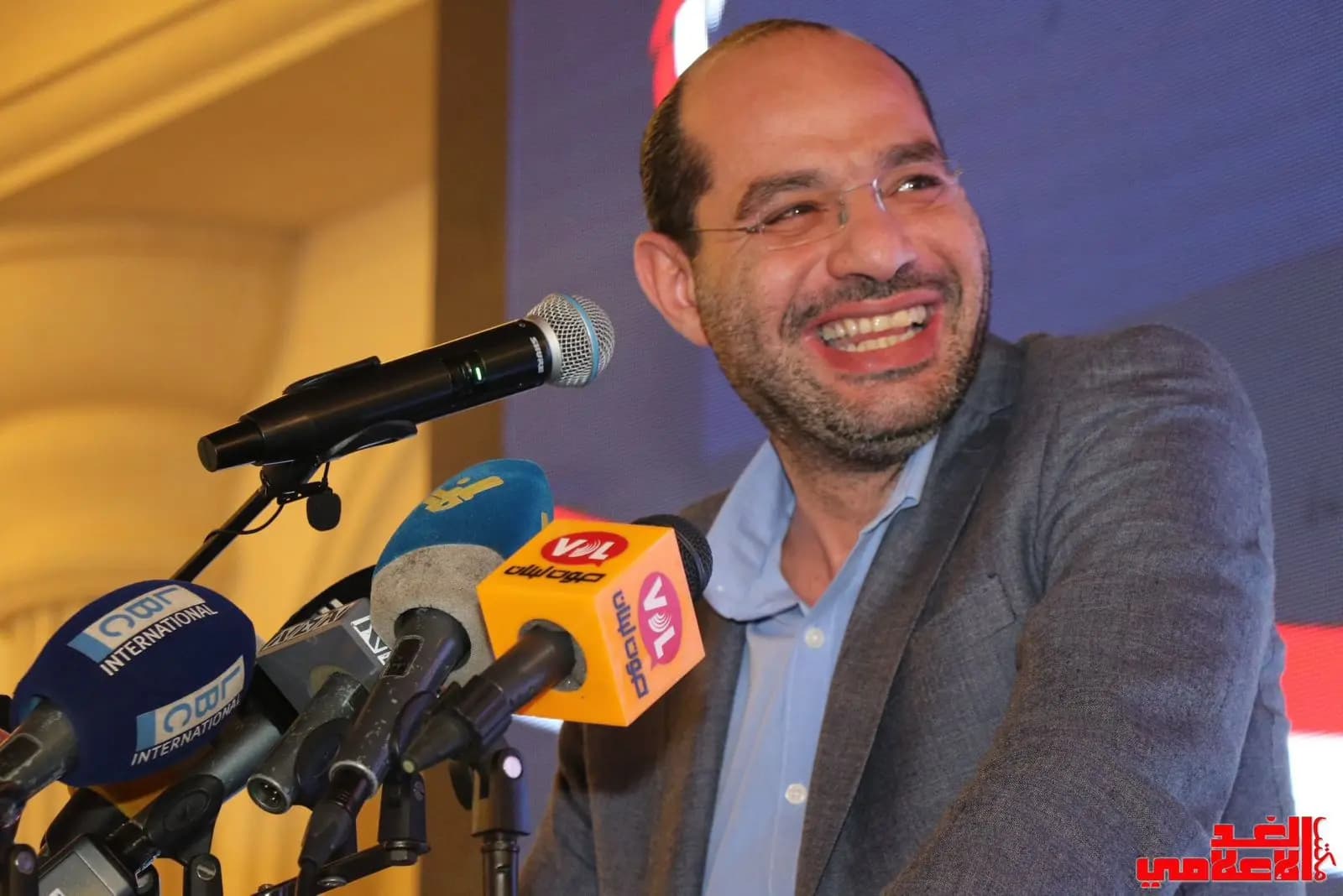 مراد يعلق على كلام وهاب عن وزير الداخلية: نايم ورجليه بالشمس