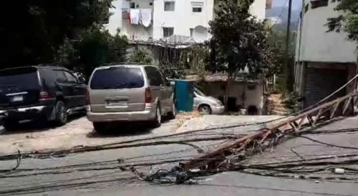 جبالة إسمنت تلحق الضرر في الأعمدة الكهربائية في هذه المنطقة